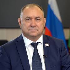 Депутат Госдумы Иван Демченко напомнил, что с 11 мая 2025 года вступает в силу 50% скидка на ж\д билеты для школьников от 10 до 18 лет. Он пояснил, что ранее такая льгота действовала только в течение учебного года, но теперь она будет доступна круглый год. Скидка распространяется на билеты в общих, плацкартных и купейных вагонах поездов дальнего следования всех категорий, за исключением скоростных поездов. «Это решение стало возможным благодаря постановлению Правительства и приказу ФАС. Скидка предоставляется за счёт государственного субсидирования, что делает путешествия по стране более доступными для семей с детьми» - уточнил депутат. Он добавил, что упрощена процедура получения льготы: теперь при посадке в поезд достаточно предъявить паспорт или свидетельство о рождении ребёнка, справка из школы не требуется. Кубань Сегодня – новости Читайте нас: kubantoday.ru