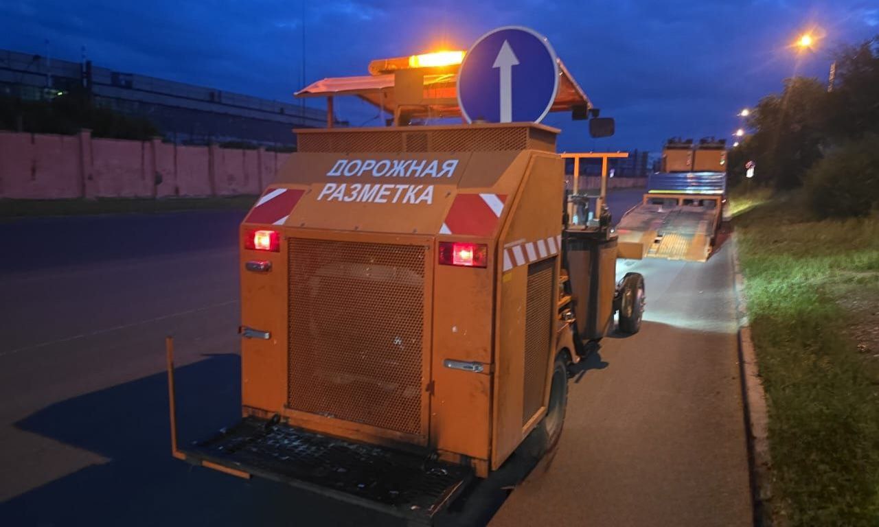 В Челябинске по ночам завершают ремонт дороги в Чурилово Улица Линейная, на состояние которой жаловались жители Чурилово, проходит последние этапы ремонта: на дороге наносят разметку. Автомобилисты уже сейчас могут наслаждаться новым асфальтом без выбоин. А окончательно объект сдадут в конце июня. На ремонт 3,6 километра дороги общей площадью 43 тысячи квадратных метров ушло полтора месяца: покрытие полностью сняли, уложили выравнивающий слой и залили новый асфальт. Не забыли и об обочинах. Разметка несколько запоздала: ее нельзя наносить во время дождей, но сейчас дорожники приступили и к этому этапу. — Разметку наносят преимущественно ночью, когда трафик на дороге минимальный, — отметил глава Челябинска Алексей Лошкин. Голосовать за канал