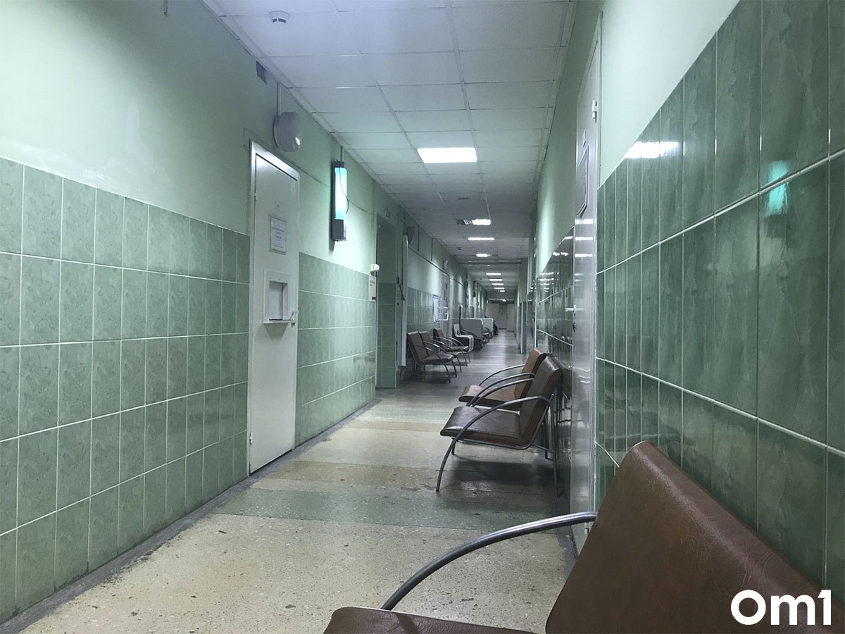 В Омской области за 13 лет сократилось число медучреждений и врачей С 2011 по 2024 год в Омской области сократилось число больничных организаций с 92 до 83, а койкомест — с 19,3 тысячи до 14,6 тысячи. При этом амбулаторно-поликлинические учреждения обслуживают больше пациентов: посещаемость выросла с 47,5 тысячи до 51,5 тысячи в смену. Число врачей уменьшилось на две тысячи — с 11,6 тысячи до 9,5 тысячи, что составляет 53 врача на 10 тысяч жителей против 58,9 в 2011 году. Средний медперсонал сократился на 5,2 тысячи человек — с 25,8 тысячи до 20,6 тысячи.