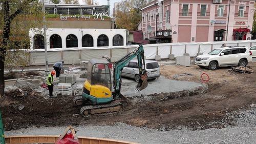 Преображение набережной Спортивной гавани во Владивостоке идет полным ходом    Во Владивостоке продолжается второй этап благоустройства набережной Спортивной гавани. Завершенные работы превратят это место в многофункциональный парк у моря.   В прибрежной зоне появилась новая зона отдыха с амфитеатром, а также участок с терренкуром, деревьями и освещением. В настоящее время работы продолжаются на площади около фонтана и рядом с амфитеатром. Последним этапом станет установка сцены и трибун. Завершение проекта ожидается к концу года.    Проект, реализуемый по инициативе главы города Константина Шестакова с использованием казначейского кредита, уже выполнен на 75%.