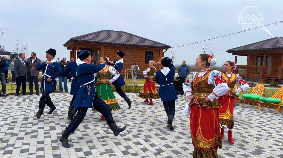 В Кабардино Балкарии в рамках Нацпроекта открылась новая туристическая территория В Прохладненском районе состоялось открытие новой туристической территории семейной деревни Восход созданной в рамках реализации национального проекта Туризм и гостеприимство Деревня Восход расположена на базе крупного сельхозпредприятия и объединяет возможности аграрного производства и современного туризма На территории комплекса оборудованы восемь уютных гостевых домиков ресторан с домашней кухней площадки для мастер классов бассейн Подробнее здесь