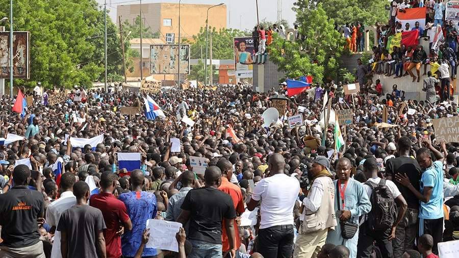 В Нигере прошел митинг против неоколониализма  В столице Нигера Ниамее прошла акция против неоколониализма, участниками стали несколько сотен человек.  Митингующие поддержали Национальный совет по защите отечества, действующее правительство страны, и поблагодарили власти за шаги по выводу страны из сферы влияния США и Франции.  Военный переворот, в ходе которого к власти пришел Национальный совет по защите отечества, произошел в июле 2023 года. Тогда группа военных из президентской гвардии объявила об отстранении профранцузского президента Мохамеда Базума и сформировала Нацсовет во главе с командующим гвардией Абдурахманом Тчиани.    Африканская инициатива   Подписаться