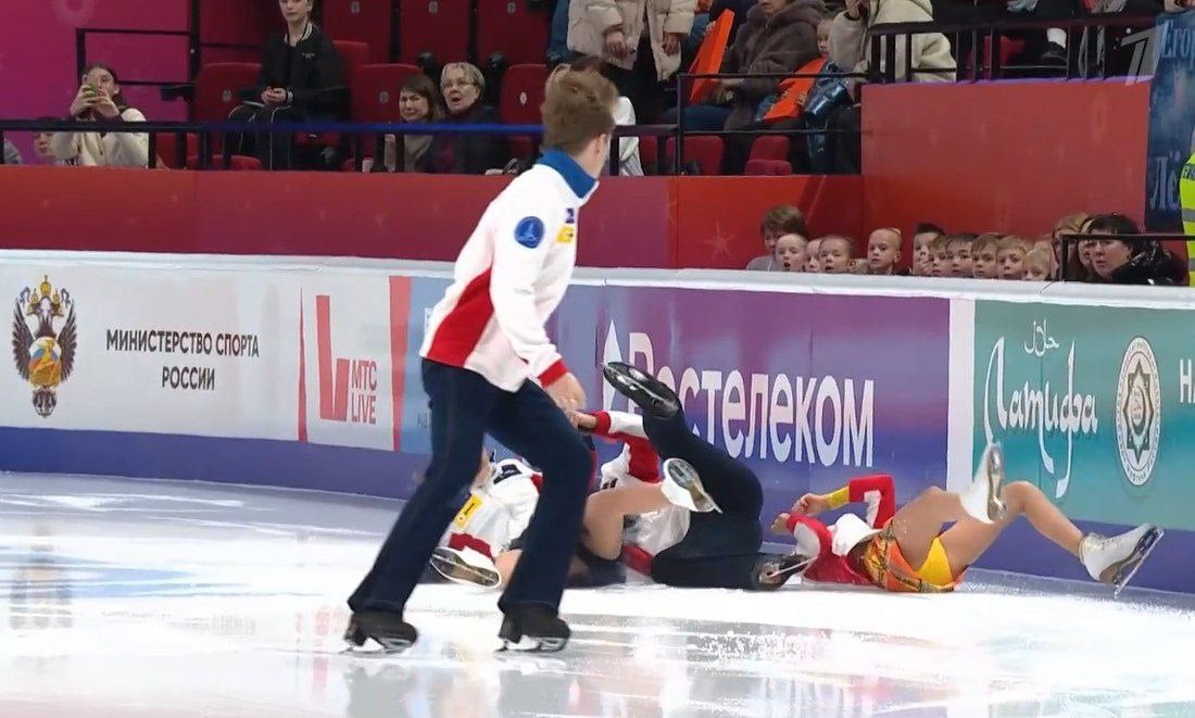 На старте чемпионата России по фигурному катанию произошло жуткое. На раскатке в танцах на льду столкнулись пары Шичина/Дрозд и Щербакова/Гончаров