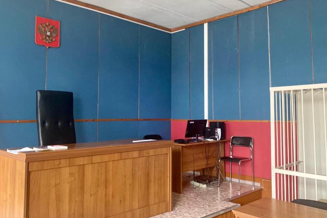 Жительницу Усолья Сибирского осудили за мошенничество с корпусной мебелью С 2021 по 2024 год бывшая предпринимательница продавала мебель и заключала с покупателями договоры на изготовление и поставку кухонных гарнитуров Получив от заказчиков полную предоплату женщина не выполняла свои обязательства придумывая предлоги и присваивала полученные деньги себе Так от схемы обвиняемой пострадали 15 человек причиненный ущерб превысил 700 тысяч рублей пояснили в региональной прокуратуре Подсудимая не признала свою вину в совершении серии мошенничеств Ранее ее уже судили за 48 эпизодов аналогичных преступлений Суд приговорил женщину к 8 5 годам лишения свободы в исправительной колонии общего режима С бывшей предпринимательницы также конфискуют более 180 тысяч рублей с пользу потерпевших