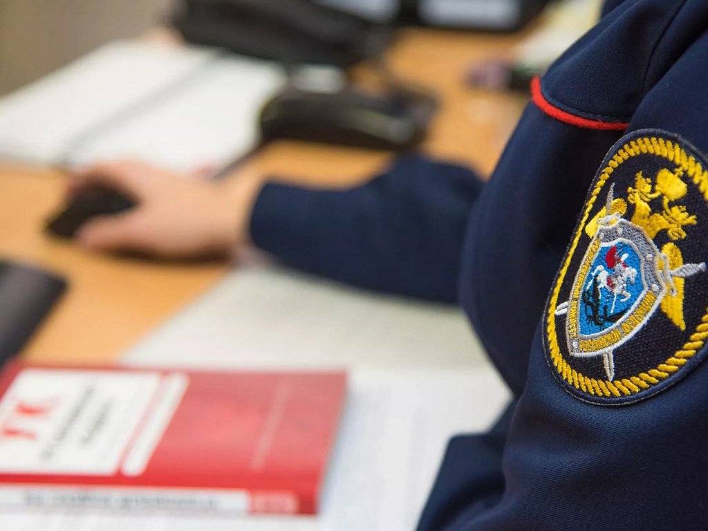 В Томске завершено расследование уголовного дела в отношении жительницы города Кедрового обвиняемой в даче взятки бывшему заместителю директора колледжа Следственным отделом по Октябрьскому району города Томска следственного управления СК России по Томской области завершено расследование уголовного дела в отношении 38 летней жительницы города Кедрового Томской области Она обвиняется в совершении преступления предусмотренного ч 3 ст 291 УК РФ дача взятки должностному лицу лично за совершение заведомо незаконных действий По версии следствия в августе прошлого года обвиняемая передала бывшему заместителю директора колледжа заместителю председателя приемной комиссии указанного учебного заведения взятку в сумме 75 тысяч рублей Денежные средства предназначались за завышение среднего балла аттестата ее сыну для поступления на бюджетное место При предъявлении обвинения женщина вину в содеянном признала полностью В отношении нее избрана мера пресечения в виде подписки о невыезде и надлежащем поведении В настоящее время расследование завершено следствием собрана достаточная доказательная база и материалы уголовного дела с утвержденным обвинительным заключением направлены в суд для рассмотрения по существу В отношении получателя взятки расследование уголовного дела продолжается ПОДПИСЫВАЙТЕСЬ на su skrf70