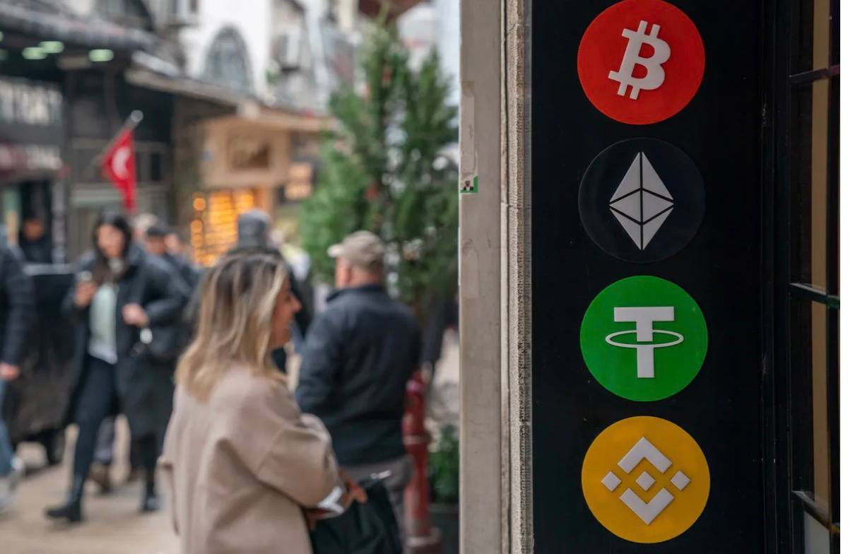 Tether эмитент стейблкоина USDT заморозил более 544 млн в криптоактивах принадлежащих Вейселю Шахину по запросу турецких властей в рамках расследования крупной сети нелегальных азартных игр и отмывания денег Вейселя Шахину обвиняют в управлении нелегальными платформами онлайн ставок и отмывании доходов полученных преступным путём Заморозка активов на сумму 544 млн является частью более масштабной правоохранительной кампании в Турции общий объём изъятий в рамках которой уже превысил 1 млрд Спустя несколько дней после объявления по делу Шахина телеканал NTV сообщил что были заморожены ещё 500 млн в криптоактивах принадлежащих другому фигуранту расследования по обвинениям в отмывании денег и незаконных ставках По словам турецкого чиновника власти выявили финансовые следы предполагаемых незаконных доходов отслеживая движение средств и анализируя криптоактивы Он отметил что следует ожидать новых аналогичных заморозок активов в отношении организаторов предполагаемых нелегальных букмекерских и платёжных систем