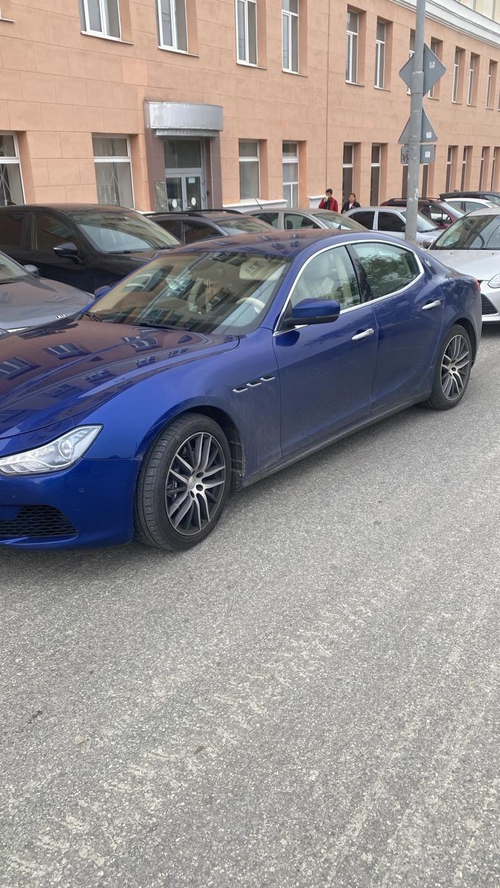 У екатеринбурженки арестовали Maserati за долги по налогам Судебные приставы разыскали и арестовали автомобиль роскошную иномарку за задолженность по налогу на имущество на 700 тысяч рублей. Женщина при этом пыталась их обмануть и утверждала, что авто в другом городе, но проиграла игру в прятки и теперь будет ходить пешком.