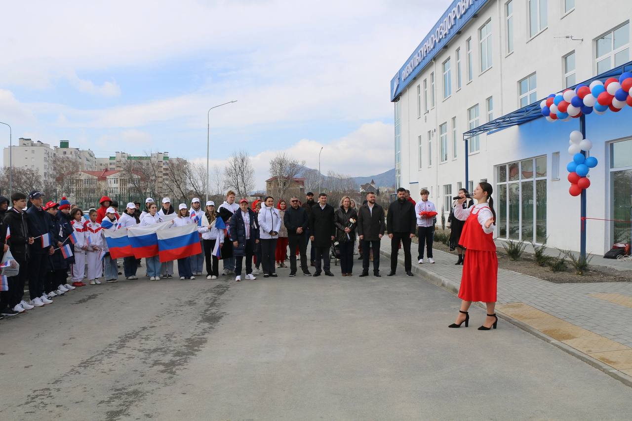 В день Крымской весны в Судаке открыли физкультурно-оздоровительный комплекс    Пропускная способность нового ФОКа — 300 человек в смену.    Здесь смогут проводить учебно-тренировочные занятия по футболу, волейболу, армрестлингу, борьбе, настольному теннису и дзюдо. Также предусмотрена возможность для занятий спортом маломобильных групп населения.  Объект реализован в рамках нацпроекта «Демография».  Источник: администрация Судака  #РеспубликаКрым