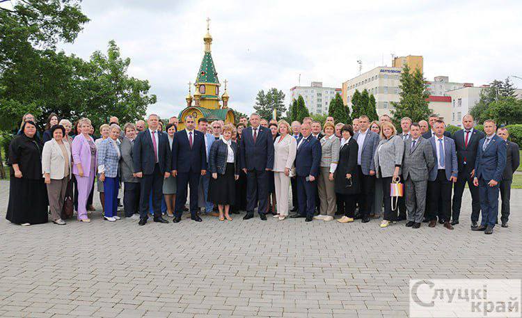 Год благоустройства обсудили на выездной сессии Минского областного Совета депутатов Участники мероприятия посетили три района, изучили работу по реализации гражданских инициатив, организации работы ЖКХ области по вовлечению населения в процесс благоустройства. Узденский район: жизнь в агрогородке Дещенка и за его пределами кипит благодаря инициативности местного сообщества и эффективной работе таких предприятий, как «БелИнтерГен», «Олимп-Агро», карьер «Яченское», ДРСУ-163, ЖКХ и других. Слуцк: на реке Случь в центре города прошла областная акция по благоустройству «Цвети, родная Минщина: твой вклад важен». Участники мероприятия смогли оценить масштаб проделанной работы. Солигорский район: местный парк в г.п. Красная Слобода преобразился благодаря реализации гражданской инициативы. Уютная зона отдыха может похвастаться аккуратными аллеями, новыми лавочками, беседками, качелями, арт-объектами, детской и спортивной площадками. "Когда мы проводили областной субботник, то основной мыслью было обратить внимание на малые населенные пункты, независимо от плотности населения, чтобы люди оставались жить в сельской местности. И этот парк, и поселок Красная Слобода — яркий пример того, как местные органы власти, органы самоуправления и сами люди своими руками создают такие красивые места", — подчеркнула председатель Минского областного Совета депутатов Наталья Якубицкая.