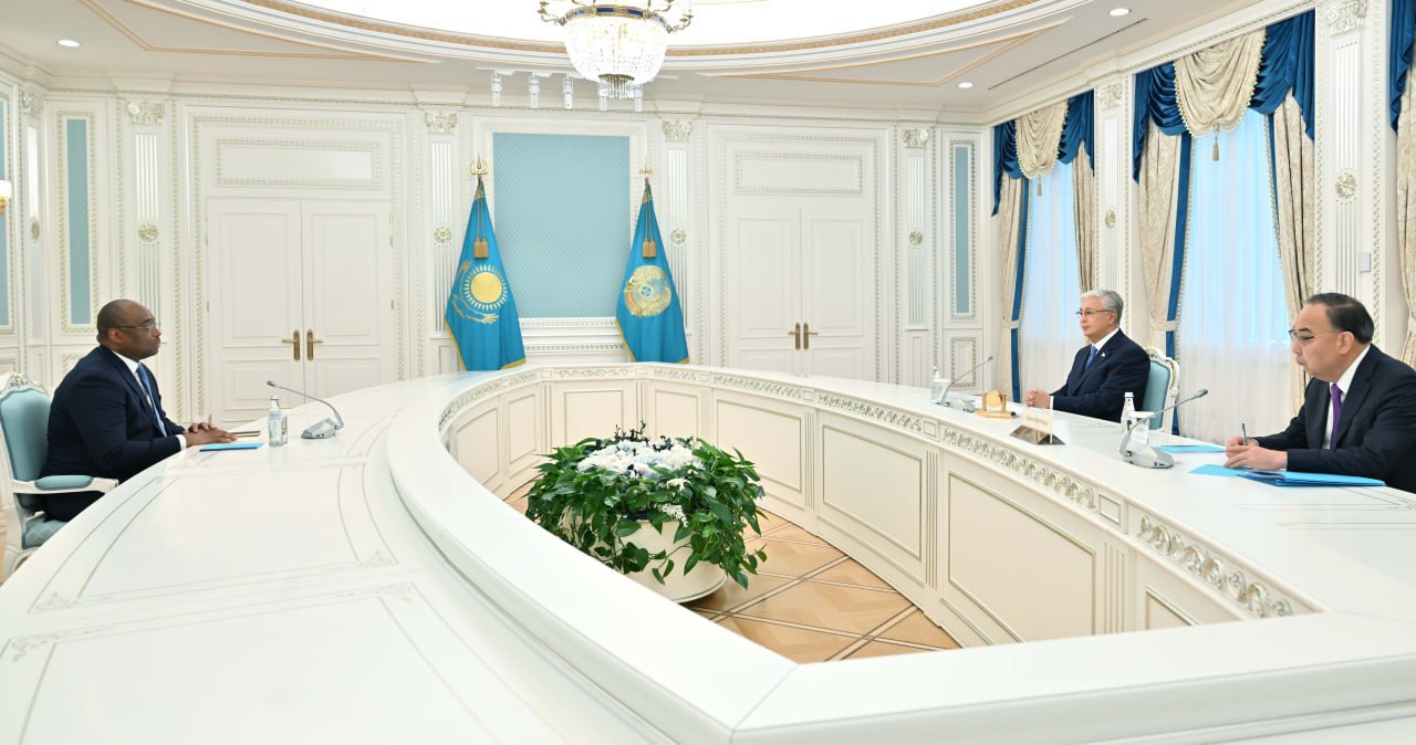 Глава государства принял специального посланника Президента Демократической Республики Конго Патрика Мпойи Луабея Приветствуя Патрика Мпойи Луабея Президент Касым Жомарт Токаев отметил что рассматривает его визит как важный шаг на пути к развитию сотрудничества между Казахстаном и Демократической Республикой Конго Патрик Мпойи Луабея выразил благодарность Касым Жомарту Токаеву за встречу и передал специальное послание от Президента Демократической Республики Конго Феликса Чисекеди В ходе встречи были обсуждены вопросы подготовки к предстоящему визиту Президента ДРК в Казахстан а также перспективные направления двустороннего сотрудничества Конго Казахстан Политика centralasianow Подписаться на канал