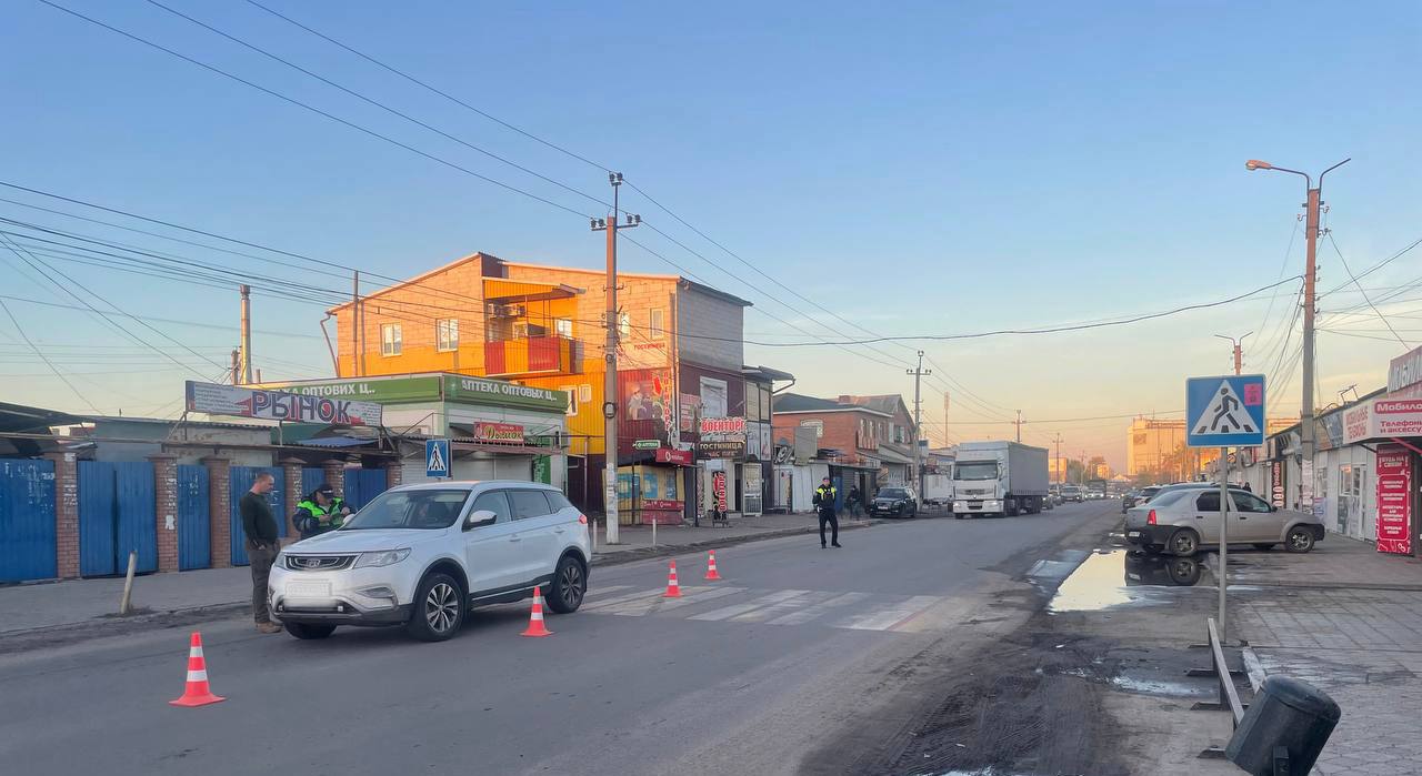 Несовершеннолетняя пешеход пострадала в результате наезда автомобиля   22 октября 2024 г. около 17 часов в г. Старобельск водитель 1988 г.р., управляя автомобилем Geely Atlas, совершил наезд на 15-летнего пешехода, которая переходила проезжую часть дороги по пешеходному переходу.    В результате происшествия девушка была травмирована и госпитализирована.  ‼ Госавтоинспекция напоминает! Приближаясь к пешеходному переходу водителю необходимо снизить скорость и быть готовым предоставить преимущество пешеходам.