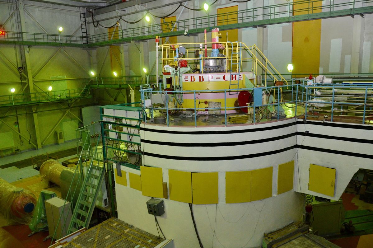 Росатом обеспечил инновационным ядерным топливом исследовательский реактор в Узбекистане Топливный дивизион Росатома поставил Институту ядерной физики Академии Наук Республики Узбекистан модифицированное ядерное топливо для реактора ВВР СМ Эта установка используется для исследований в области ядерной физики радиационного материаловедения активационного анализа облучения минералов а также производства радиоизотопов для медицины и промышленности Плотное урановое и уран силицидное топливо производства Новосибирского завода химконцентратов обладает лучшими потребительскими характеристиками по сравнению со стандартными топливными кассетами ИРТ 4М ранее поставлявшимися в Узбекистан За счет высокой концентрации урана можно продлить топливную кампанию geonrgru YouTube sponsr ru