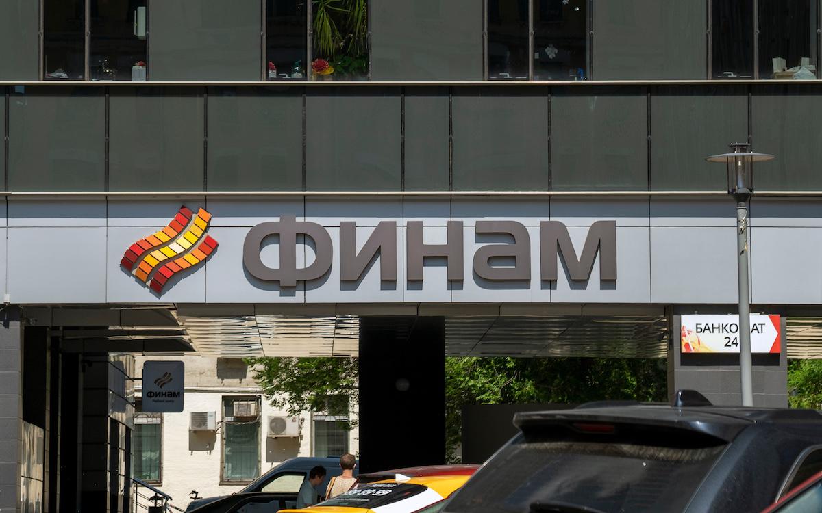 Финам в первом квартале даст инвесторам доступ к новому рынку Брокер Финам может дать доступ клиентам к рынку Малайзии в первом квартале 2026 года торговать бумагами этой страны смогут квалифицированные инвесторы Об этом сообщил президент председатель правления Финама Владислав Кочетков в эфире программы Инвестиционный час на Радио РБК Процесс идет активно Мы находимся на стадии технологической интеграции Просто подключение каждой биржи каждой новой биржи это уникальный процесс Своя market data свои настройки торговых систем риск параметров и прочее сказал Кочетков Параллельно с этим Финам работает над получением доступа к торгам в Сингапуре сообщил Владислав Кочетков По его словам это также планируется на горизонте 2026 года Кроме того брокер планирует выйти на рынок Египта Один из живых достаточно арабских рынков Там есть крупный брокер партнер который работает и с Египтом и с Арабскими Эмиратами и даже с Саудовской Аравией Может быть с его помощью можем пакетом дать доступ если получится Ну пока Египет в приоритете достаточно емкий и живой рынок оказался сказал Кочетков Подробнее Брокер Финам в первом квартале даст инвесторам доступ к новому рынку Изображение Shutterstock Подписаться на канал Мы в MAX