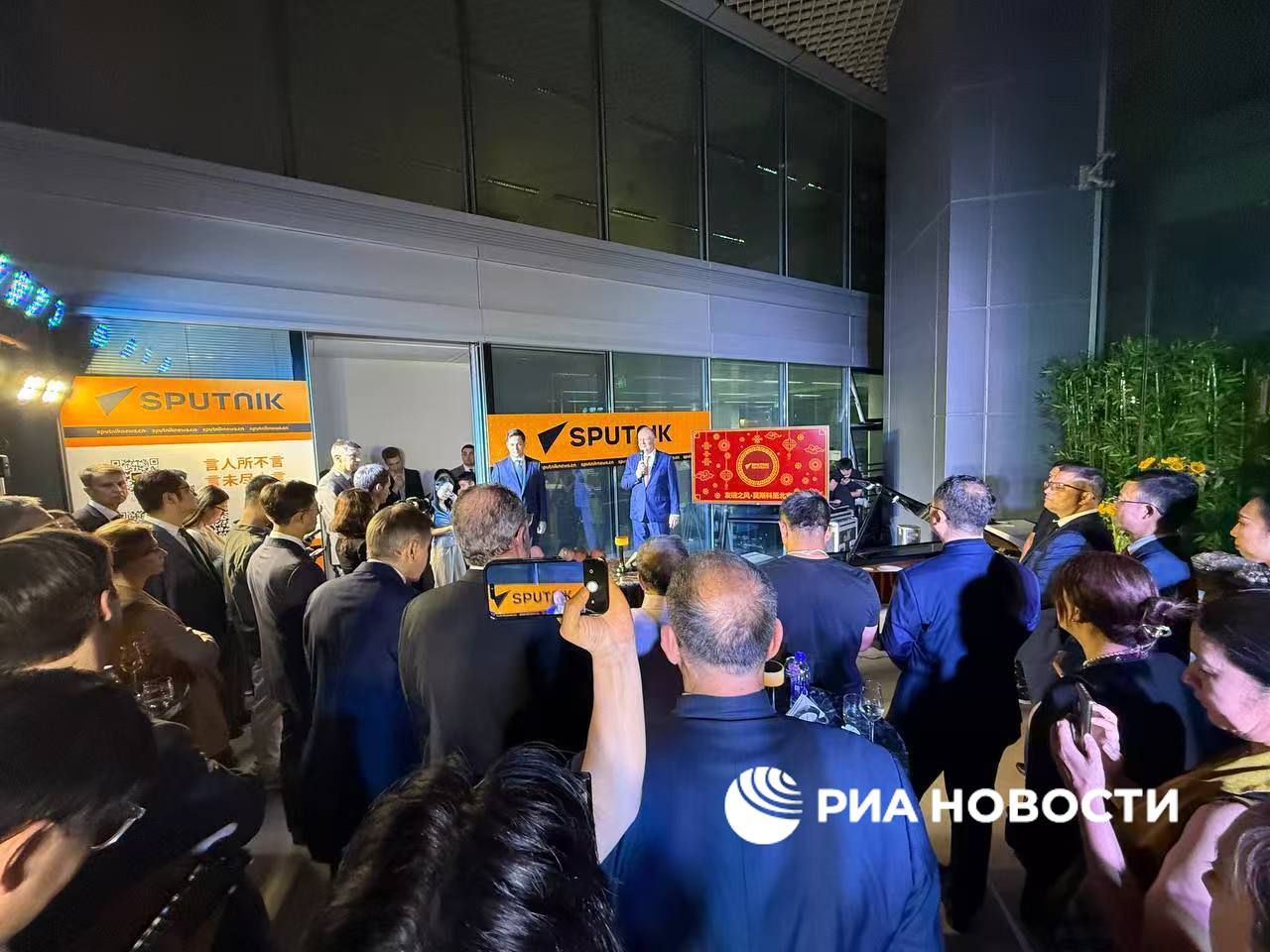 Церемония открытия нового офиса агентства Sputnik состоялась в среду в Пекине передает корреспондент РИА Новости В связи с событием по видеосвязи выступили официальный представитель МИД России Мария Захарова и гендиректор МИА Россия сегодня Дмитрий Киселев В пекинском офисе в честь открытия Sputnik также представлена часть экспозиции фотовыставки проекта Освобождение Мир народам SputnikARM