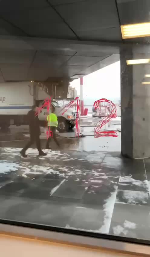 Грузовик Аэромара застрял в ротонде терминала Пулково, пострадавших нет