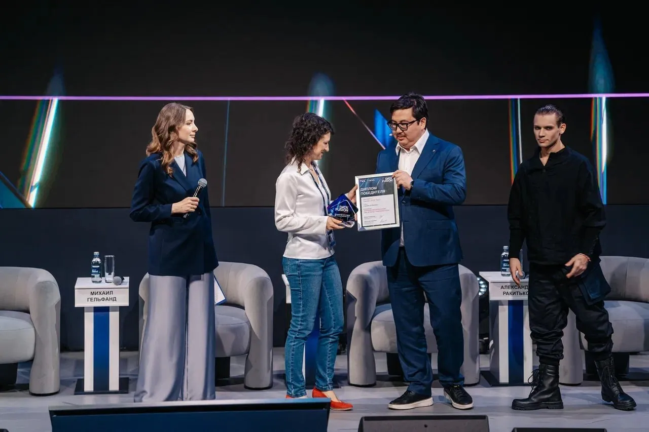 Yandex AI Studio награждена на Data Fusion Awards Платформа для разработки ИИ агентов и приложений Yandex AI Studio забрала статуэтку на кросс отраслевой премии Data Fusion Awards Речь идет о победе в номинации ИИ агенты решение года что и неудивительно на платформе любой бизнес может собрать своего ИИ агента даже без ML навыков и умения писать код Сейчас пользователям платформы доступны более 30 генеративных моделей среди них как собственные модели Яндекса Alice AI LLM YandexART и др так и опенсорсные нейросети такие как Qwen3 235b или DeepSeek V3 2 За прошлый год на платформе значительно вырос спрос на генеративные модели ежедневное потребление нейросетей в облаке выросло в десятки раз а совокупная выручка ИИ сервисов Yandex Cloud достигла около 2 млрд руб что почти вдвое выше чем за весь 2024 год На сегодняшний день через платформу компании запускают более 450 агентских решений в день а общее количество клиентов перевалило за 40 тыс Почти половину трафика к нейросетям обеспечивает крупный бизнес а среди крупных клиентов есть например Золотое Яблоко TEBOIL Ренессанс Страхование и Московский метрополитен СофтТех в Telegram в MAX