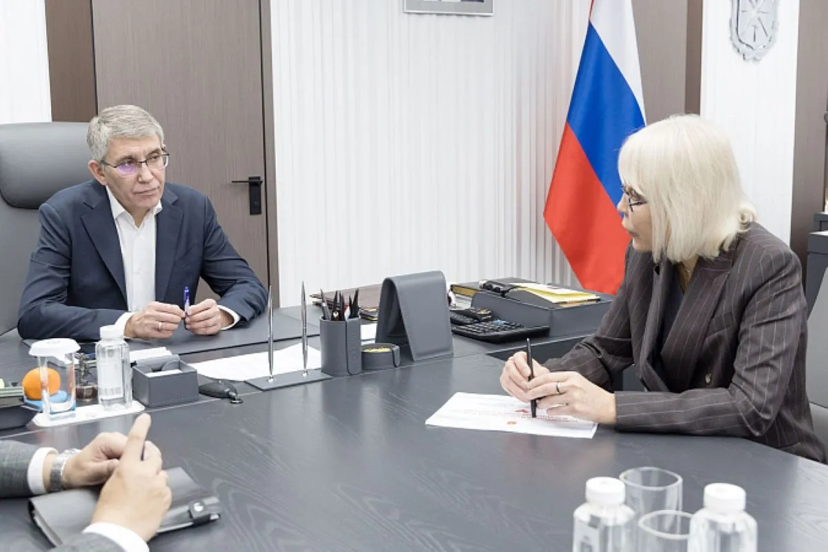 Надежда Школкина Хочу поблагодарить Дмитрия Миляева за бережное отношение к семейным традициям Депутат Государственной Думы от Тульской области Надежда Школкина опубликовала в своих социальных сетях пост посвященный двум годам Дмитрия Миляева на посту губернатора Она отметила что при новом главе региона в субъекте были введены множество новых мер поддержки для семей с детьми включая выплаты в миллион рублей матерям родившим двух детей в возрасте до 25 или трех в возрасте до 28 лет скидки от застройщиков молодым родителям внедрение демографического стандарта и заключения соглашений с десятками предприятий о выплатах за рождение детей Искренне хочу поблагодарить Д В Миляева за такое бережное отношение к семье и семейным традициям в целом написала Надежда Школкина Кроме того депутат отметила что по поручению Дмитрия Миляева в регионе уделяется большое внимание благоустройству территорий В этом году запланировано обновление не менее 33 общественных пространств и 101 двора правительство Тульской области Если у вас плохо грузятся новости видео и фото посты дублируются в нашем канале в MАХ 1 2 Подпишись на новости