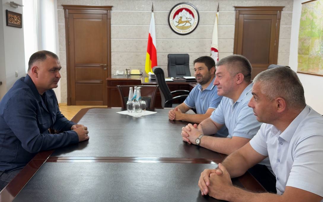 Алан Гаглоев отметил на встрече с представителями Компартии важность диалога со всеми политическими силами Ключевые вопросы социально-экономического развития Южной Осетии, повышения благосостояния граждан обсудили на встрече президента Алана Гаглоева с депутатами парламентской фракции Коммунистической партии, сообщает пресс-служба главы государства. «Президент в очередной раз подчеркнул готовность и важность конструктивного диалога со всеми политическими силами для сохранения внутриполитической стабильности в республике и реализации государственных задач», - сказали в пресс-службе. Особое внимание было уделено вопросам в сфере образования и здравоохранения. Во встрече приняли участие заместитель председателя парламента, председатель комитета парламента по образованию и науке Таймураз Тадтаев, заместитель председателя комитета парламента по социальной политике и здравоохранению Алан Бестаев, заместитель председателя комитета парламента по внешней политике и межпарламентским связям Малхаз Гаглоев. ИА РЕС