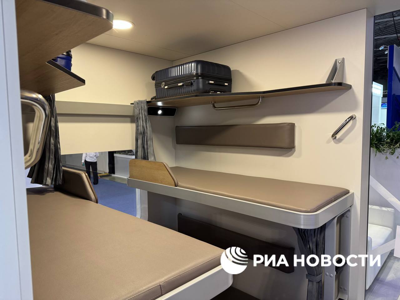 вагоны РЖД представили новый плацкарт с удлиненными и широкими полками Макет показали на форуме Транспорт России В новой модели поперечные полки на 14 см длиннее и на 3 см шире размеры боковых полок больше на 10 см и 4 см соответственно Будущий плацкартный вагон выполненный в габарите Т станет шире и длиннее существующего плацкартного вагона Кроме того увеличится длина пассажирского салона За счет этого появится еще один отсек на 4 места и вместимость каждого вагона возрастет с 54 до 58 мест сообщили в РЖД Каждое спальное место будет оборудовано индивидуальными шторками столиками для пассажиров верхних и нижних полок светильниками и розетками USB и 220 В В новом вагоне также будут две санитарные комнаты и отдельная душевая Ввод в эксплуатацию состоится после получения сертификатов соответствия Вагоны новой модели будут курсировать на самых востребованных направлениях уточнили в монополии