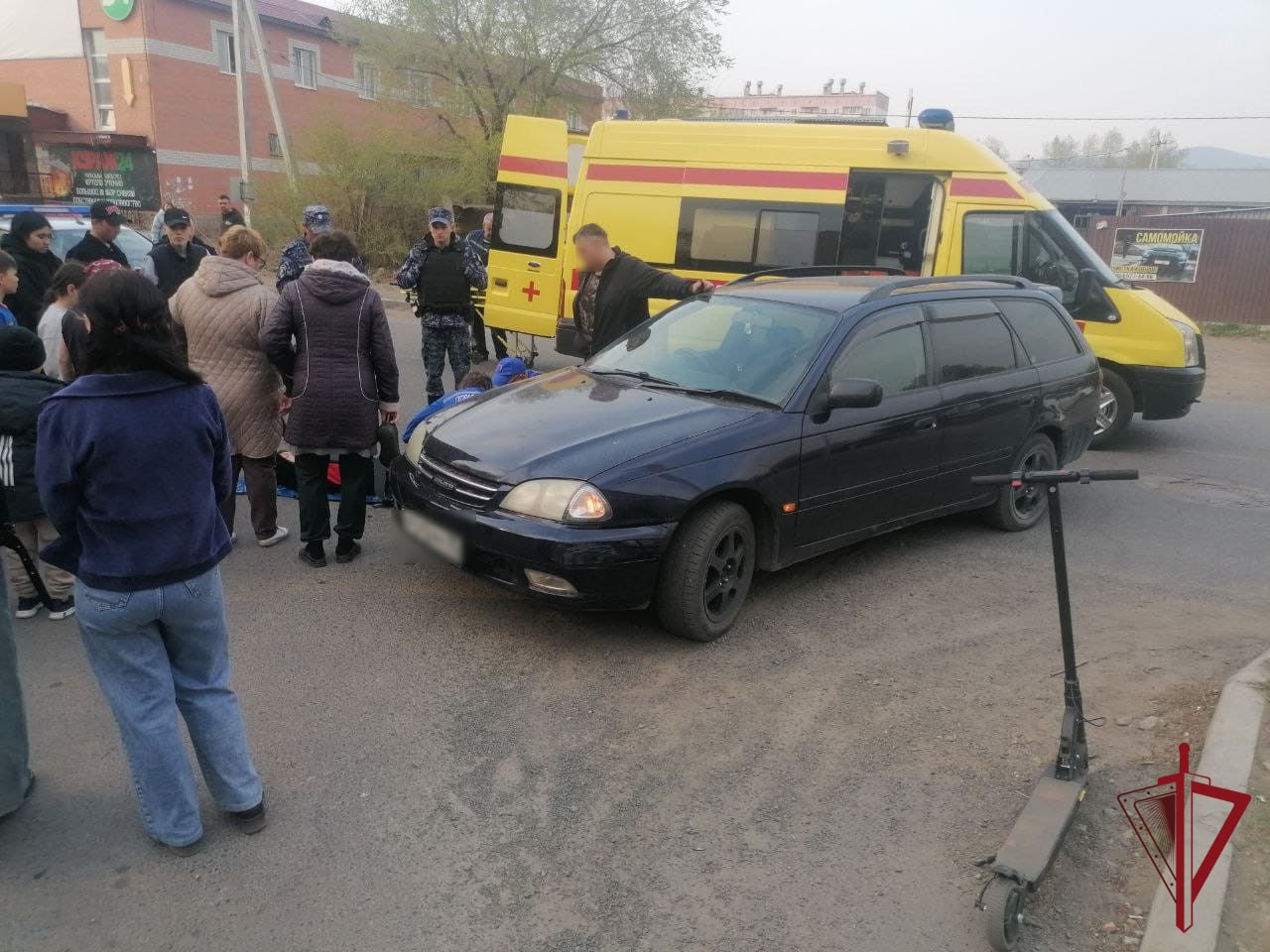 Росгвардеец помог сбитому машиной подростку на самокате в Чите Машина сбила подростка на электросамокате в Чите 20 мая, ДТП произошло на улице Бекетова. Пострадавшему ребёнку помог сотрудник Росгвардии. Сотрудник ведомства стал случайным свидетелем ДТП, когда в свой выходной пошёл в магазин. Водитель Toyota Caldina сбил подростка, который ехал на электросамокате. Несовершеннолетний получил серьёзную травму ноги. Росгвардеец заметил, что водитель, предположительно, был пьян. Он сообщил об аварии дежурному централизованной охраны. На место аварии были отправлены группа задержания, скорая помощь и сотрудники ГАИ. Получивший травму подросток вместе со своей матерью был отправлен в больницу. Водителя передали сотрудникам полиции для дальнейшего разбирательства. Фото: пресс-службы Управления Росгвардии по Забайкальскому краю ChitaMedia Забайкальский край