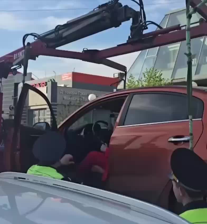Жительница Челябинска приковала себя наручниками к автомобилю, чтобы избежать эвакуации