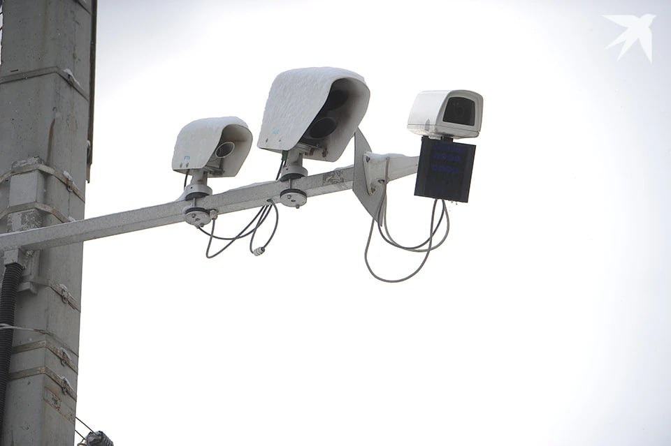 Глава Мурманской области Андрей Чибис объявил о выделении 170 млн рублей из резервного фонда на развитие системы видеонаблюдения с распознаванием лиц Действующая сеть из 8 тысяч камер включая домофонные уже помогла раскрыть свыше 500 преступлений доказав эффективность в обеспечении безопасности Арктического региона