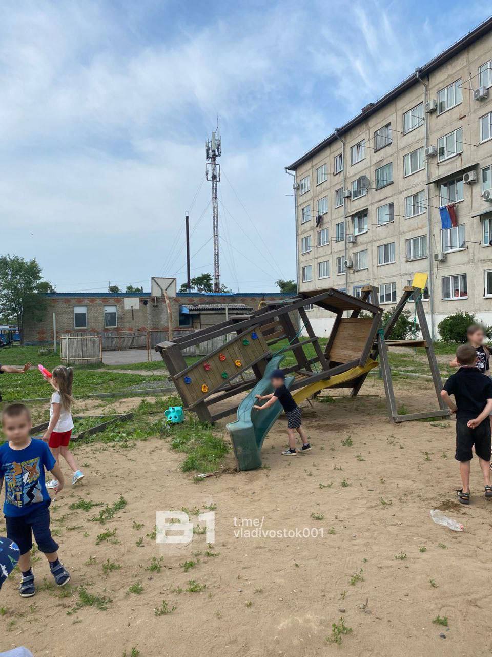 В Лесозаводске на ребёнка обрушилась детская горка на улице Мира. Прокуратура начала проверку, соответствует ли оборудование нормам безопасности. Подписаться Прислать новость