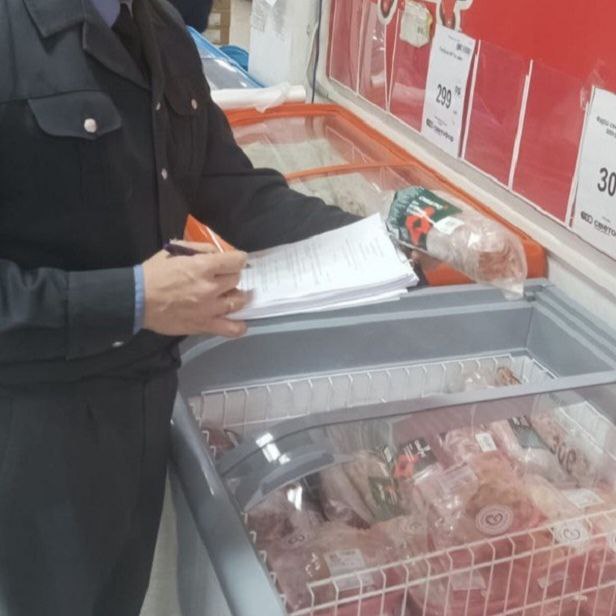 В магазинах Карелии нашли тонну опасных продуктов Россельхознадзор проверил магазины сети Доброцен в Петрозаводске Сегеже и Лахденпохье и обнаружил более 900 кг продукции с нарушениями в том числе рыбу мясо и субпродукты без маркировки и с истекшим сроком годности Кроме того специалисты взяли восемь проб молочной продукции для лабораторных исследований лишь три из них соответствуют норме В твороге и сметане нашли растительные жиры и сорбиновую кислоту Всего арестовали 955 кг недоброкачественной продукции 688 кг в Петрозаводске 63 кг в Сегеже и 204 кг в Лахденпохье Источник В Доброцене продают вот такие конфеты сообщают покупатели
