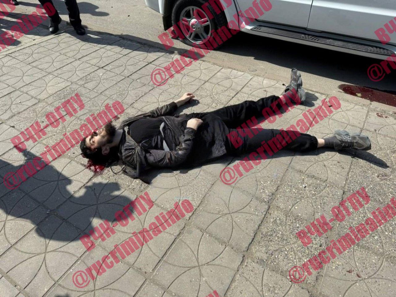 В Махачкале неизвестные из автоматов открыли огонь по патрулю полиции. Трое сотрудников получили ранение. Ответным огнем один из нападавших был убит