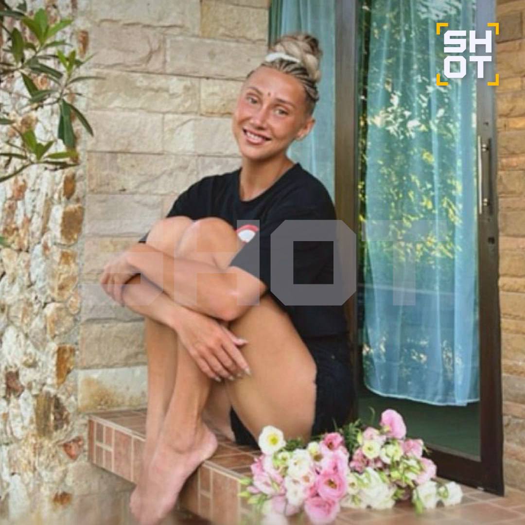 34 летняя Эрика Владыко из Владивостока пропала в Таиланде Молодая женщина исчезла в Бангкоке туда она приехала 12 сентября а ночью около двух часов она вышла из такси в злачном районе столицы Таиланда и больше на связь не выходила В гостинице у Эрики осталась 8 летняя дочь Новые подробности об этом загадочном исчезновении по ссылке primorye ru news 2025 09 18 chem zhivet v sizo arestovannyy html