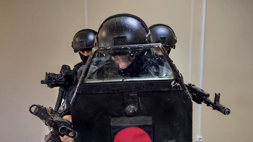 При содействии севастопольских спецподразделений СОБР и ОМОН Росгвардии задержан злоумышленник устроивший стрельбу по автомобилям Сразу два спецподразделения Росгвардии Севастополя - СОБР «Сокол» и ОМОН «Беркут» Главного управления Росгвардии по Республике Крым и городу Севастополю оказали силовую поддержку представителям регионального МВД в задержании местного жителя, который совершил стрельбу по припаркованному во дворе многоквартирного дома автотранспорту. Получив оперативный сигнал о происшествии и в кратчайшие сроки прибыв на место, сотрудники спецподразделений Росгвардии блокировали квартиру со стрелком. На просьбы бойцов Росгвардии сложить оружие, открыть дверь и впустить их мужчина не отреагировал. В результате было принято решение о штурме. В ходе слаженной работы, совместно с сотрудниками уголовного розыска, силовики ОМОН «Беркут-С» и СОБР «Сокол» ... Подробнее>>>