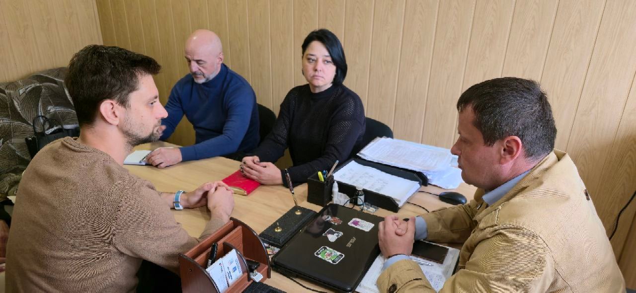 Минпромторг продолжает работу по поддержке предпринимателей, имущество которых пострадало при пожаре на рынке Геническа В ведомстве сообщили, что ранее были приняты решения о снижении процентной ставки по льготным займам до 6 % для пострадавших предпринимателей, бесплатной замене эквайрингового оборудования, предоставлении поручительства для получения кредита в микрофинансовых организациях, а также бесплатных юридических консультациях. "Работа по восстановлению рынка продолжается. Сейчас разрабатываются проектные решения: новое строительство капитальных торговых сооружений или быстровозводимые конструкции из легких стальных материалов", — рассказали "Таврии" в Минпромторге Херсонской области. ПОДПИСАТЬСЯ НА ТАВРИЮ