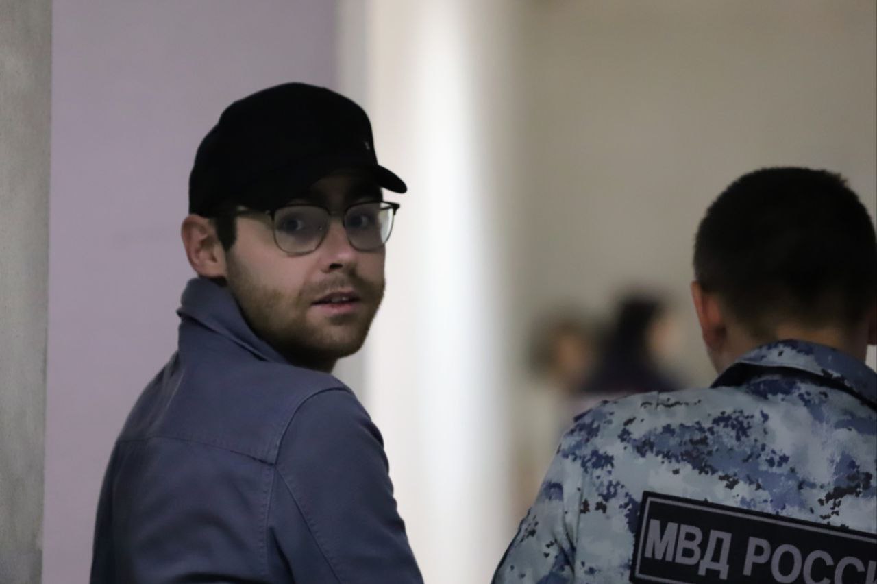 Суд оставил в силе арест журналиста Ura.Ru Дениса Аллаярова до 4 октября  Ленинский районный суд Екатеринбурга продлил меру пресечения в виде заключения под стражу главному редактору свердловской редакции Денису Аллаярову до 4 октября.  Заседание, как и предыдущие, прошло в закрытом режиме — суд удовлетворил ходатайство прокуратуры об удалении прессы из зала, несмотря на возражения защиты.  Аллаяров находится в СИЗО уже более двух месяцев — с 5 июня, когда его задержали по подозрению в получении информации о событиях в Свердловской области за взятку. Основанием для обвинения стали показания его дяди, бывшего начальника отдела уголовного розыска Александра Карпова, который сам является фигурантом уголовного дела о взятках и превышении должностных полномочий.  «Требуют оговорить родных и близких мне людей в обмен на свободу. Делать этого я не буду», — сказал он после оглашения решения суда.  Журналист заявлял, что его держат под стражей для оказания давления, а дело строится на оговоре со стороны родственника. Факт передачи денег в материалах дела доказан не был.    Ura.Ru