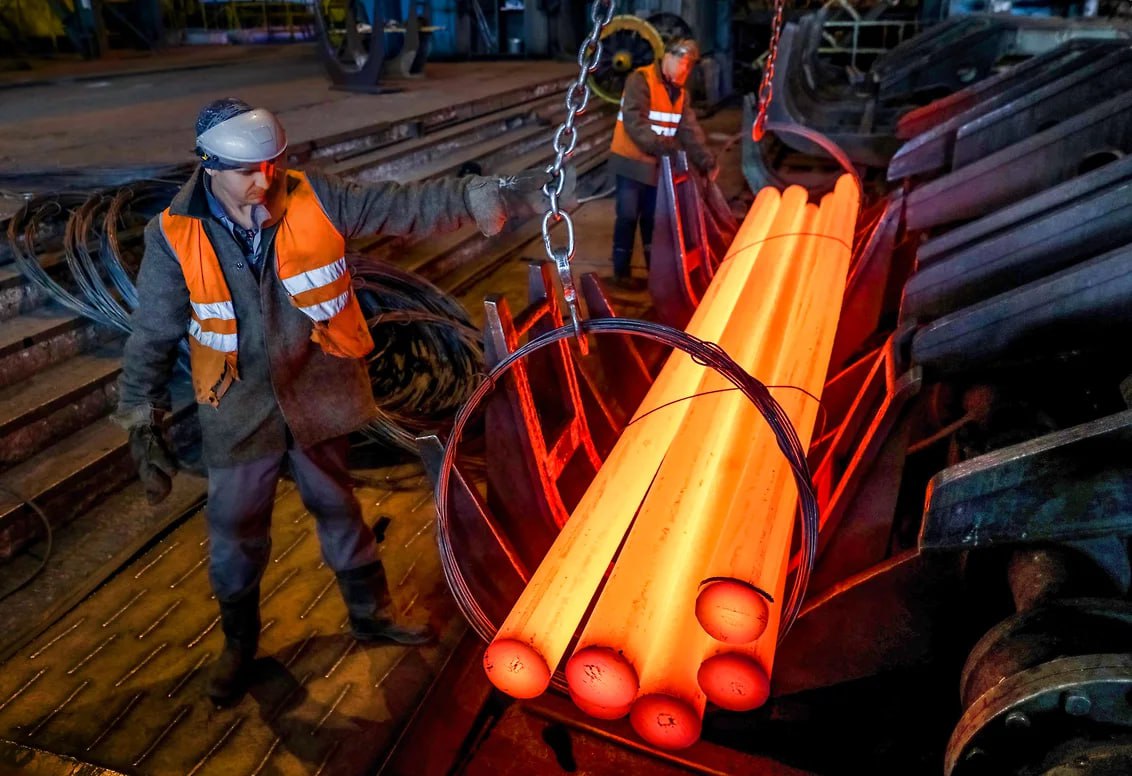 Аналитики прогнозируют что стальная заготовка из России может подорожать почти до 450 за тонну Поддержку ценам окажут в том числе ожидаемый рост импорта турецкими и индийскими заводами Это происходит на фоне усиливающейся конкуренции с китайскими металлургами стремящимися расширить свое влияние на рынках соседствующих с Россией Охлаждение китайского экспорта стали может поддержать российские экспортные цены на стальной прокат и полуфабрикаты Эксперты ожидают снижение китайского экспорта стали в связи с планируемым сокращением производства металла в Китае