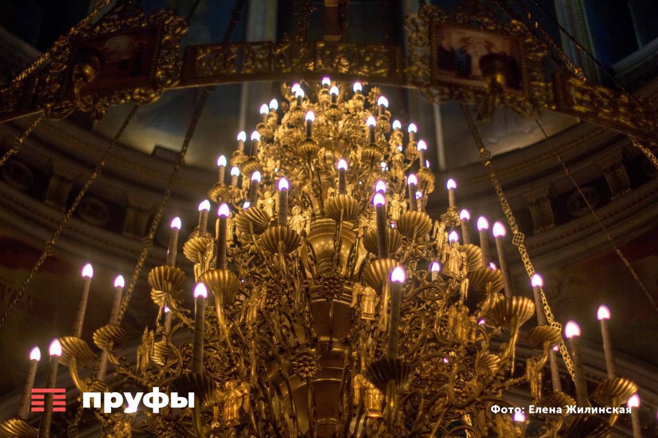 Подключите второго колдуна новая схема обмана накануне Рождества В преддверии Рождества в мессенджерах активизировались мошенники предлагающие гадания и ритуалы для исполнения желаний и решения проблем В Ассоциации юристов России предупреждают об этой схеме построенной на эксплуатации народных традиций Обряд начинается как безобидное предсказание но в процессе ясновидящий обнаруживает у клиента настолько тяжёлую проблему или порчу что справиться с ней в одиночку не может Для спасения ситуации требуется срочно привлечь более сильного мастера естественно за дополнительную часто двойную плату Таким образом человека поэтапно втягивают в финансовую ловушку под предлогом усиления магического эффекта Юристы связывают всплеск таких афер с многовековыми рождественскими поверьями Мошенники играют на вере людей в то что именно в этот праздник судьба может подарить удачу и богатство предлагая свою услугу в качестве мистического проводника к благополучию  Обратная связь  Подписаться  Подписаться в Max