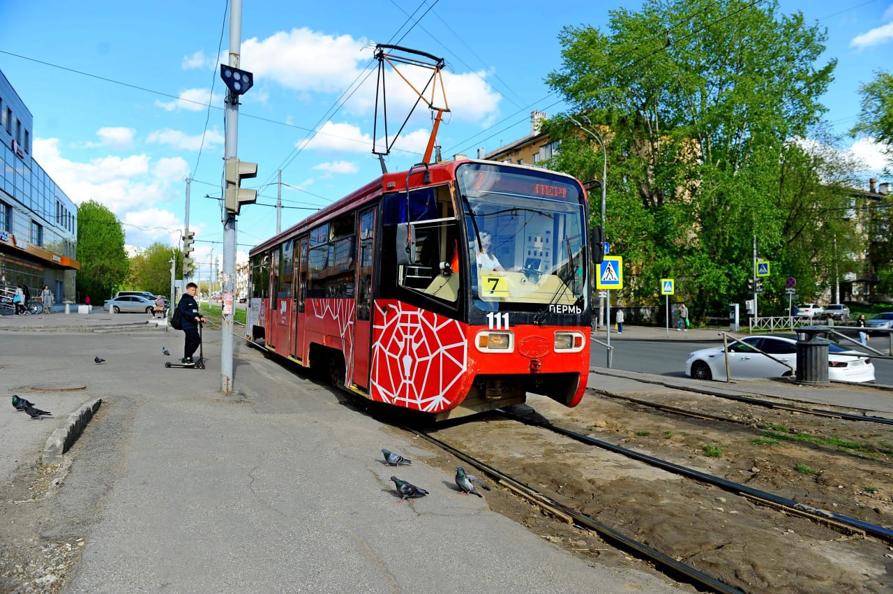 По улице Белинского снова поедет общественный транспорт но есть нюанс С 29 декабря по ул Белинского и ул Сибирской откроется движение трамвая 8 Инкар Микрорайон Висим сообщает мэрия Перми Также откроется выделенка под автобусы 1 4 5 8 13 61 и 75 объезжать по ул Чернышевского и ул 1 й Красноармейской больше не потребуется Но радость наша продлится до начала следующего строительного сезона движение ограничат в 2026 году снова чтобы установить на Белинского павильоны выправить пути обновить контактуную сеть Еще начнется реконструкция участка по ул Сибирской и трамвайного узла на площади Трудовой доблести      Подписаться на Properm ru