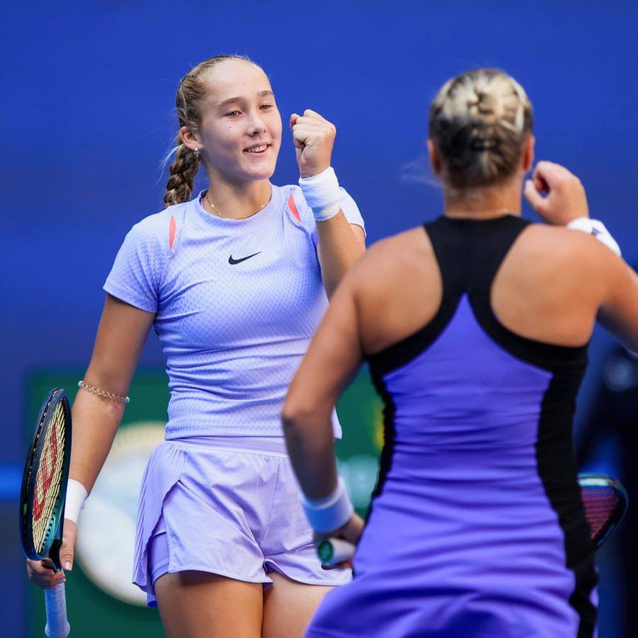 Андреева и Шнайдер вышли в четвертьфинал Australian Open   Наши теннисистки обыграли в двух сетах Биррел и Гадеки, а победа стала седьмой подряд    Теперь девушки сразятся с одной из пар — Ван/Чжэн или Рахимова/Соррибес Тормо    Продолжаем болеть за наших