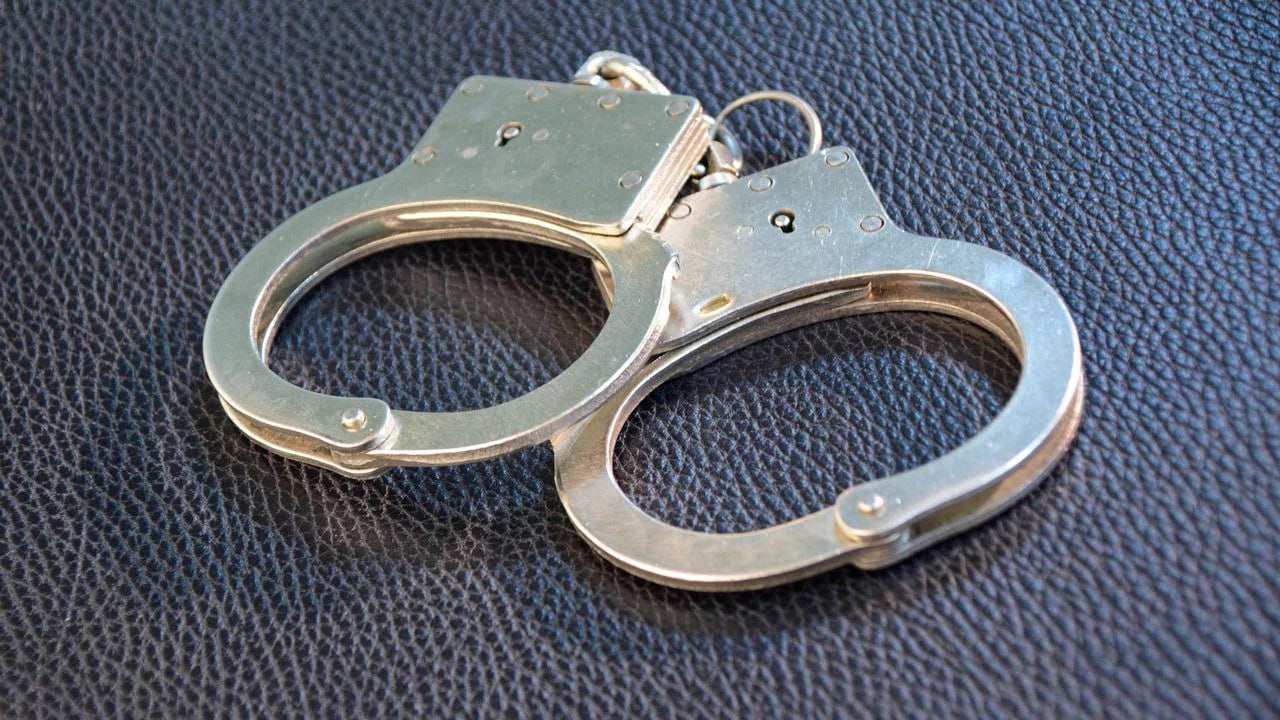 Двоих жителей Челябинской области задержали по подозрению в организации нелегальной миграции Задержаны двое подозреваемых По данным следствия они помогли оформить поддельные документы для проживания в России более чем ста иностранцам Изготавливались фиктивные документы об образовании свидетельства о рождении о заключении брака что позволило мигрантам получать гражданство в упрощенном порядке в связи с участием в государственной программе добровольного переселения пояснили в УФСБ по Челябинской области Возбуждено уголовное дело по статье Организация нелегальной миграции Фигурантам предъявлены обвинения Им грозит до 15 лет лишения свободы Подписывайтесь на Вести Южный Урал в MAХ