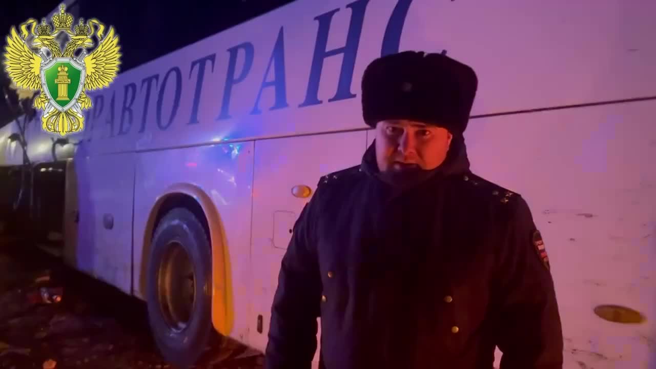 ДТП с туристическим автобусом в Приморье: прокуратура и медики на месте происшествия