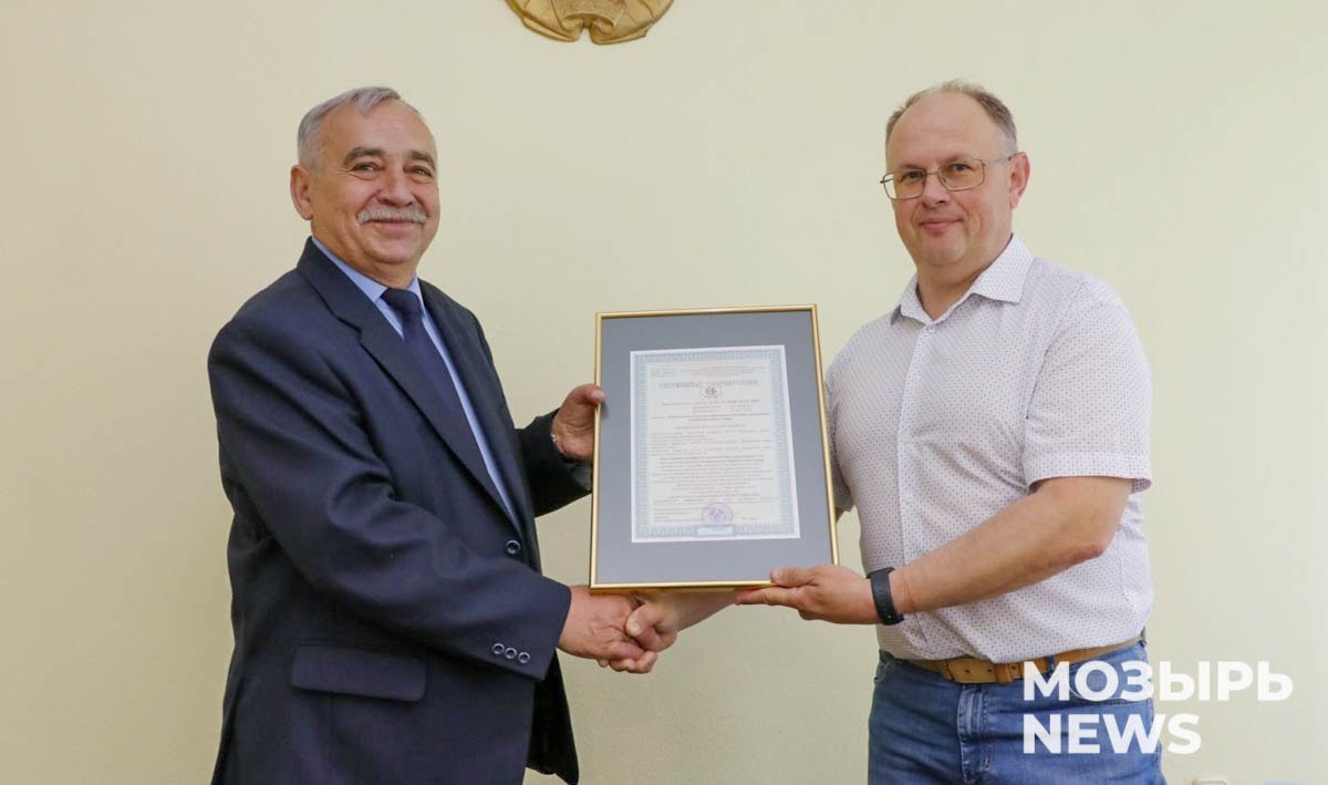 КСУП «Совхоз-комбинат «Заря» получил сертификат системы менеджмента безопасности пищевых продуктов ISO 22000-2020 По этому важному поводу в актовом зале сельхозпредприятия собрались руководящие работники трудового коллектива во главе с директором Олегом Слинько. Чтобы выполнить ответственную, серьезную и при этом приятную миссию вручения сертификата, в гости к флагманам аграрной отрасли района приехал директор РУП «Калинковичский центр стандартизации, метрологии и сертификации» ЦСМС Владимир Ярец. Подробности на сайте МОЗЫРЬ NEWS.