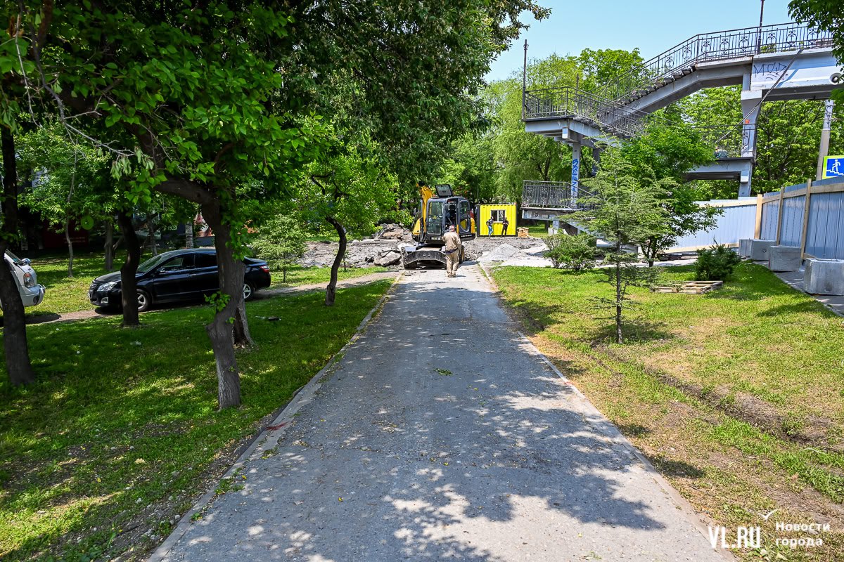 На Второй Речке рядом со строящимся жилым комплексом Stark огородили часть городской территории под благоустройство Во Владивостоке на Второй Речке огородили участок между строящимся ЖК Stark и остановкой «Парк Победы» по направлению в город . Здесь за счёт средств застройщика пройдёт комплексное благоустройство территории, работы планируется закончить до середины октября. За это время планируется решить проблему подтоплений и создать новые прогулочные зоны, сохранив имеющееся озеленение. Работы будет выполнять Concrete Jungle. Подробнее