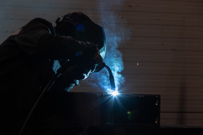 Заработная плата сварщиков пятого шестого разряда в России сейчас достигает 300 000 руб Такой уровень оплаты связан с дефицитом специалистов поясняют эксперты Кроме того подбор сварщика вне зависимости от его уровня занимает на предприятии около двух недель Экономика на ночь