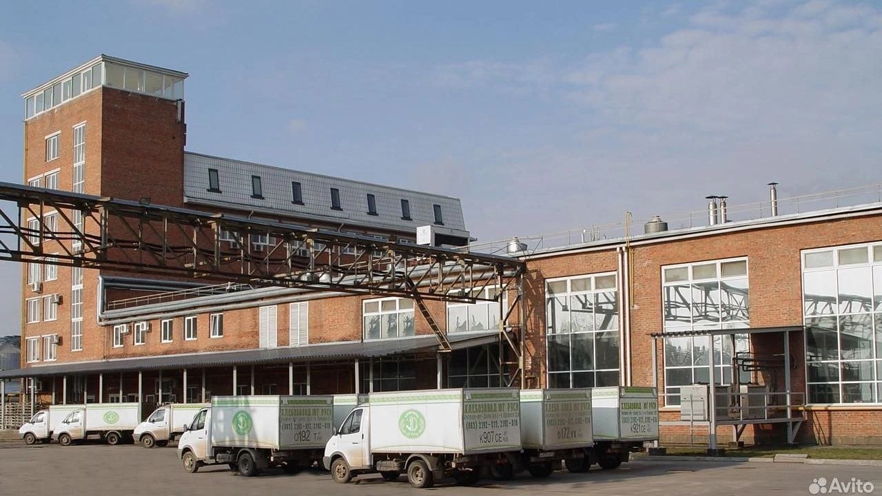 Ростовский хлебозавод «Юг Руси» выставили на продажу под офисы. Покупателям предлагается земельный участок на 1-й Луговой, 12А вместе с шестью расопложенными на нём зданиями площадью в 5,3 тысячи квадратов. Продавец разрешил использовать землю для складов, предприятий, административных зданий, офисов, банков и прочих нежилых помещений. Просят за всё это 850 миллионов рублей. Завод «Юг Руси» в 2024 году продемонстрировал серьёзную убыточность: он закончил год с дефицитом в размере 139 миллионов рублей, хотя раньше был прибыльным. Подписаться Прислать нам новость