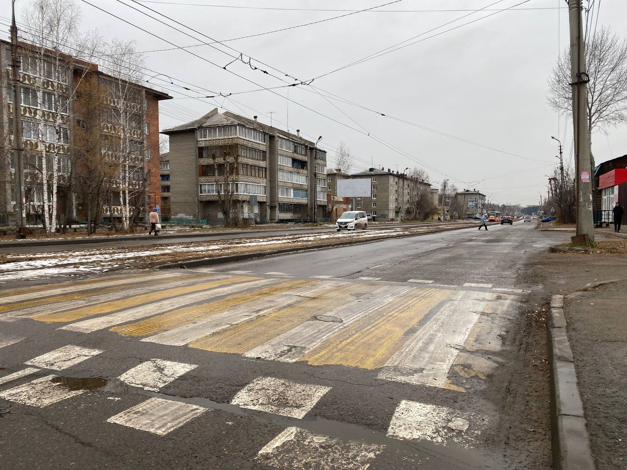 В Ангарском округе завершили дорожный сезон. В этом году выполнили серьезный объем ремонтных работ – всего обновили более 23 километров.  Это свыше 25 участков дорог Ангарского округа.  Если прежде восстанавливать транспортные артерии мы могли только в рамках национального проекта «Безопасные качественные дороги», то сегодня у нас есть еще один хороший инструмент – областная субсидия на социально-экономическое развитие.   В силу определенных жёстких требований федерального проекта мы не могли включить в него второстепенные улицы, отдалённые микрорайоны. И вот уже второй год субсидия стабильно позволяет приводить в нормативное состояние именно такие участки.    Один из них осмотрели накануне во время рабочего выезда. Это улица Заводская в микрорайоне Юго-Восточном. Здесь обновили отрезок протяженностью 340 метров, который раньше был совершенно разбит. По этой причине перевозчики даже изменили маршрут движения автобусов. Сейчас проблема решена. Подрядчик исправил профиль основания, уложил два слоя асфальта, нанесена разметка, сделаны обочины. Те, кто ездит здесь, отмечают колоссальную разницу.   Также этим летом провели дорожные ремонты в микрорайонах Китой, Цементном, Северном, Кирова, Старице. Получаем позитивные отклики жителей. Такую хорошую тенденцию сохраним и в будущем году.    Побывали на одном из участков, к восстановлению которого приступим в следующем сезоне. Это улица Коминтерна. Пожалуй, это последняя городская улица, из наиболее крупных и оживленных, где пока еще не успели провести комплексные дорожные работы по нацпроекту. В последний раз ремонт здесь был почти десять лет назад – от Космонавтов до Социалистической. Задача двух ближайших лет –  обновить улицу до этого отрезка.   В будущем году охватим ее участок от Карла Маркса до Крупской. Это 1,4 км. Подрядчик определен и в апреле приступит к работам. Запланировали отремонтировать не только проезжую часть, но и тротуары.