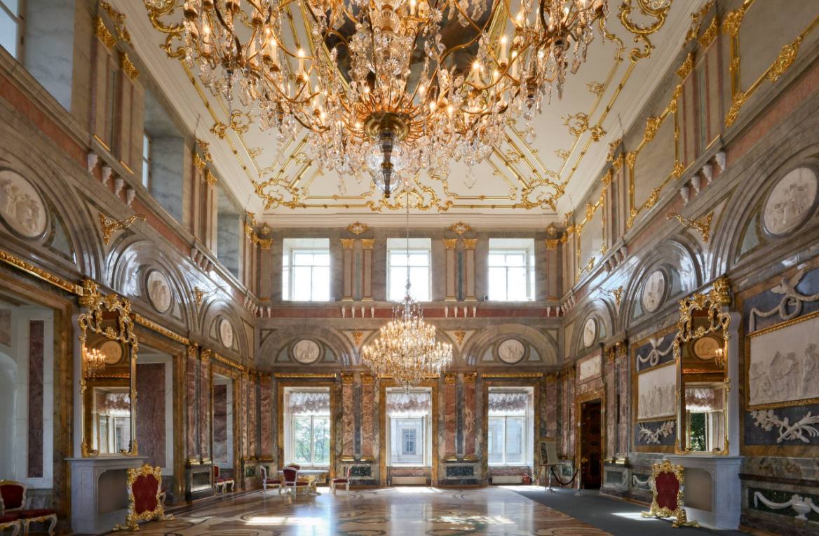 Русский музей в Петербурге из за ажиотажа ввёл дополнительные бесплатные комплексные билеты в Мраморный дворец в Рождество 7 января сообщили в пресс службе учреждения Также продлены часы работы Русского музея Дорогие друзья в связи с невероятным интересом мы добавили дополнительные комплексные билеты в Мраморный дворец Вы уже можете оформить их на нашем официальном сайте или в порядке живой очереди в кассах дворца уточнили там Комплексный билет позволяет бесплатно осмотреть роскошные парадные залы Мраморного дворца экспозиции Коллекция петербургских собирателей братьев Якова и Иосифа Ржевских и Дар Петера и Ирене Людвиг выставки одного шедевра Торжество Минервы Стефано Торелли и масштабную выставку Взрослым вход разрешён Русский музей Подписаться на ДП в Telegram MAX