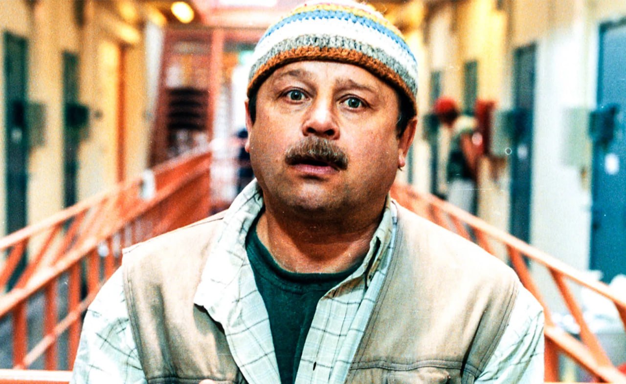 Житель Башкирии устал искать работу и решил сесть в тюрьму Мужчину зовут Олег и решился на отчаянный шаг после безуспешных попыток найти работу и снять себе жилье Олег которому как рассказали свидетели на вид лет 20 закончил школу отслужил в армии и решил устроиться на работу Для этого он приехал в город Уфа где стал предлагать свои услуги в хостелах однако постоянного заработка так и не нашел Спустя три дня без еды и жилья отчаявшийся мужчина отправился в аэропорт чтобы переночевать в теплом помещении Там как он позже объяснил у него и возник план добиться ареста чтобы оказаться в тюрьме где будут еда и крыша над головой Так Олег отправился в ближайший отель и заявил сотрудникам что у него якобы с собой бомба Однако на это заявление никто не отреагировал всерьез Тогда мужчина поднялся на второй этаж заперся в одном из помещений открыл окно и выпрыгнул наружу Схватив сумку он побежал в сторону аэропорта и сообщил сотрудникам транспортной безопасности что принес с собой взрывное устройство Олег вспоминает что кричал и истерил требовал вызвать полицию и переговорщиков и просил к нему не приближаться После этого силовики оцепили территорию и начали переговоры Полицейские предложили мужчине положить рюкзак и отойти в сторону призывая не совершать глупостей однако тот отказывался выполнять требования Оценив ситуацию и не обнаружив при нем проводов или других признаков взрывчатки сотрудники задержали Олега уложили на асфальт и надели наручники При осмотре сумки никаких опасных предметов найдено не было Психиатрическая экспертиза признала его вменяемым Суд по итогу назначил Олегу наказание в виде трех лет и двух месяцев лишения свободы в колонии поселении Источник ufa1 UFA RB Подписаться Прислать новость Телеграм замедляют Подпишись на нас в MAX