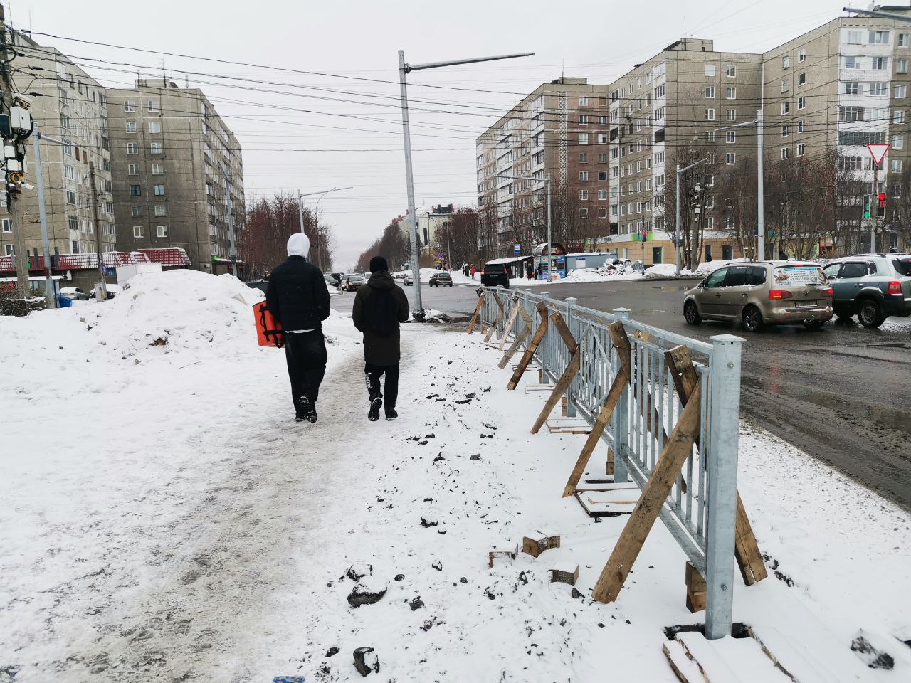 ‍  Перекресток с привкусом долгостроя    Ремонт на перекрестке Книповича и Полярные Зори в Мурманске снова не уложился в сроки — работы продлили до 30 июня 2025 года.  Напомним, изначально подрядчик обещал справиться до конца 2024-го. Пока подрядчику — «Торговому дому Кавказ» штрафов не начисляли, их выставят после приемки объекта.    32 миллиона из бюджета растаяли, как сахар в горячем чае    Подписаться Прислать новость