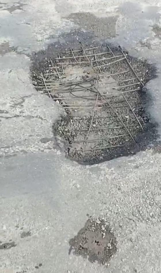 В областном центре ЕАО - городе Биробиджане - потихоньку проваливаетcя старый мост. Ямы на мосту растут в размерах. А власти автономии бездействуют. Обещавший его отремонтировать губернатор ЕАО Слава Гольдштейн потихоньку свалил в закат Сыктывкар. А у его бывшей помощницы а ныне врио главы автономии Маши Костюк есть дела поважнее..