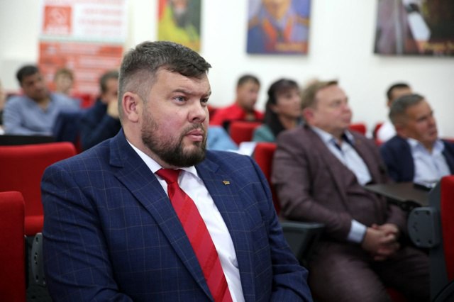 КПРФ нашла лояльную замену скандальному раскольнику Таги заде в думе ХМАО По данным источников Погон в окружной парламент планирует перейти ставленник лидера югорских коммунистов Савинцева первый секретарь отделения компартии Советского района Аминов Он выиграл выборы в думу городского поселения Советский вотчины реготделения а место в заксобрании ХМАО получит благодаря партийным спискам Эта ротация лишит совет депутатов Советского одного из двух коммунистов и там останется 19 депутатов вместо 20 Но при этом усилит в окружном парламенте фракцию КПРФ в которой не будет неподконтрольных Савинцеву фигур Главный политический канал Урала Артем Аминов