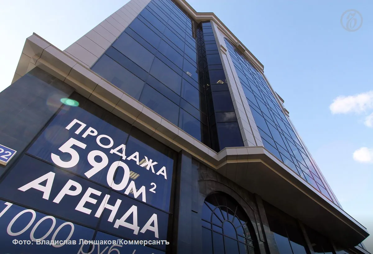 В Екатеринбурге и Свердловской области спрос на складские помещения офисы и промышленные площади корректируются однако все равно остается достаточно высоким отметили участники Уральского бизнес форума по инвестициям в коммерческую недвижимость Цены на офисную недвижимость при этом выросли в три раза а ставки аренды в 2 1 раза Среди проблем эксперты назвали неудобные местоположения и отсутствие цены которая устроила бы и владельца и арендатора Подробнее в материале Бизнес в поисках площади Подписывайтесь на Ъ Урал в MAX